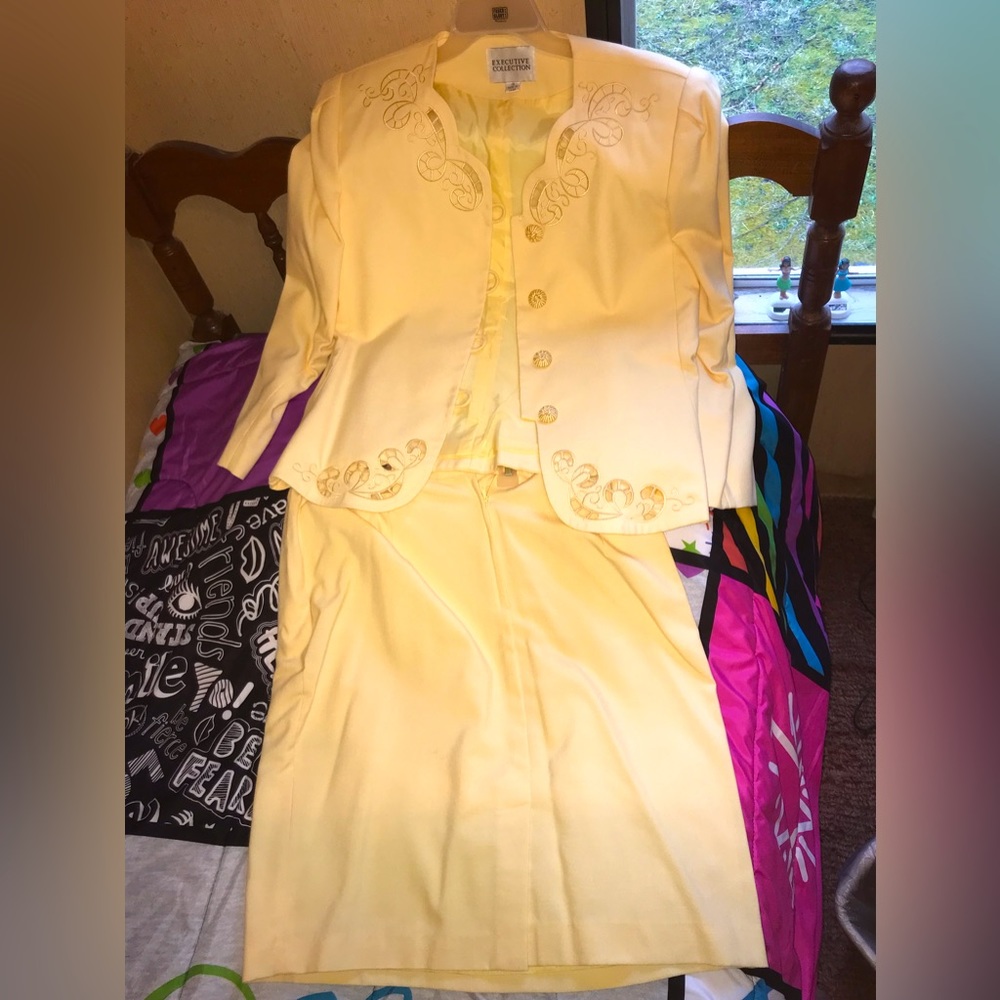 Gorgeous yellow suit, size 18